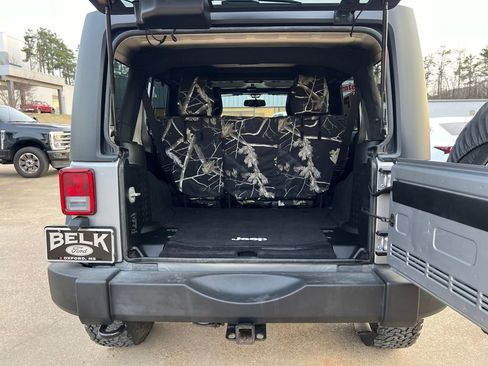 Used 2016 Jeep Wrangler Unlimited Rubicon w/ Connectivity Group image 17