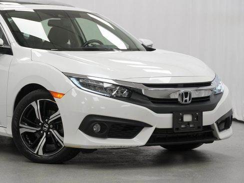Used 2018 Honda Civic Touring image 3
