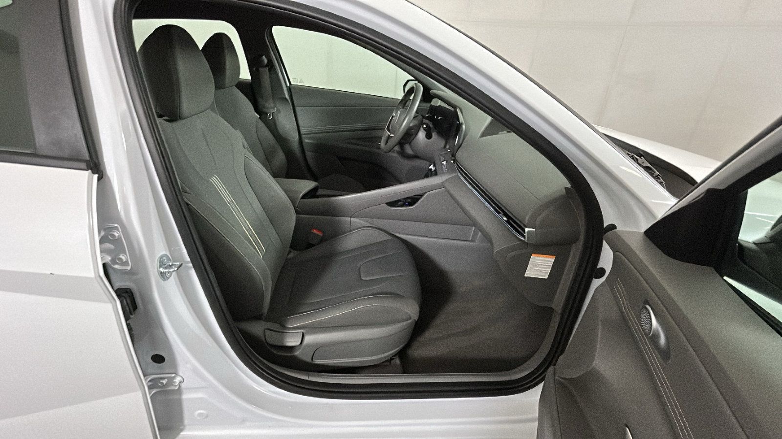 Used 2025 Hyundai Elantra SEL FWD image 35