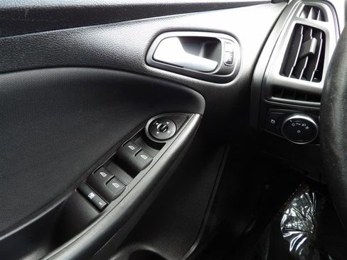 Used 2017 Ford Focus SE w/ Cold Weather Package image 21