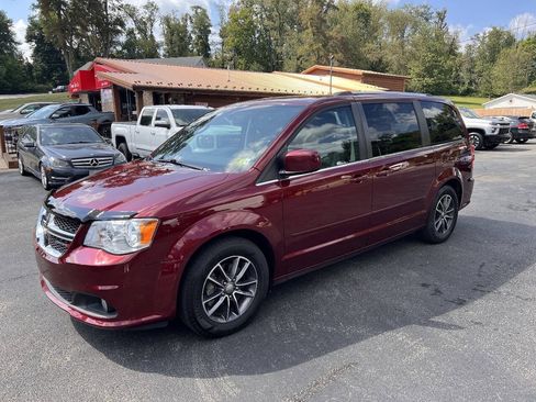 Used 2017 Dodge Grand Caravan SXT w/ Driver Convenience Group FWD image 1