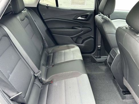 Used 2025 Chevrolet Trax LT w/ LT Convenience Package FWD image 11
