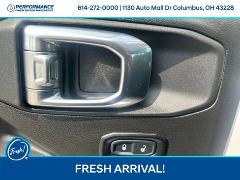 Used 2025 Jeep Gladiator Sport AWD/4WD image 17