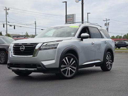 Used 2024 Nissan Pathfinder Platinum AWD/4WD image 2