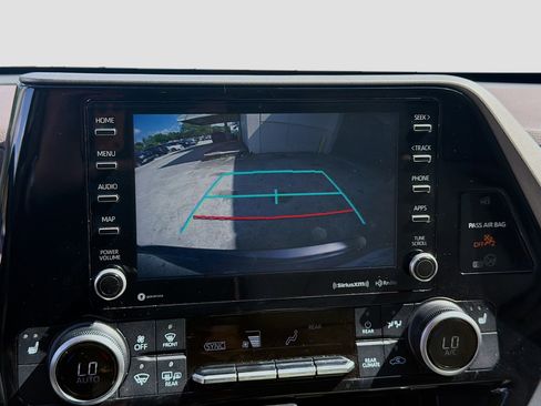 Used 2021 Toyota Highlander XLE FWD image 14