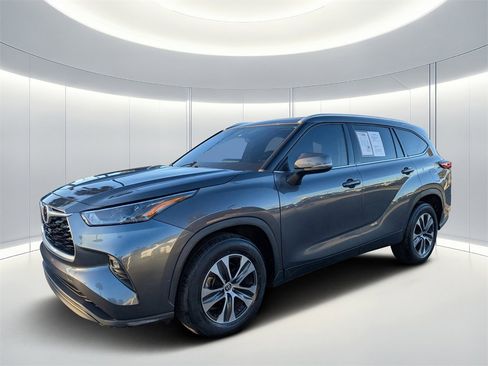 Used 2022 Toyota Highlander XLE image 7