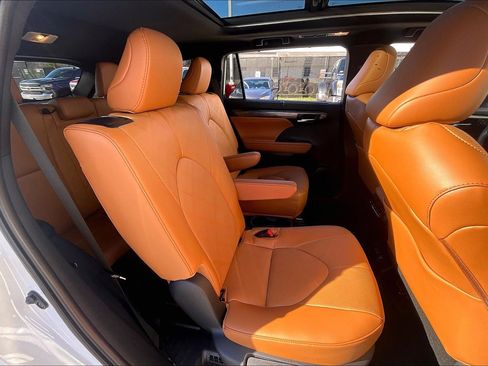 Used 2024 Toyota Highlander Platinum image 32