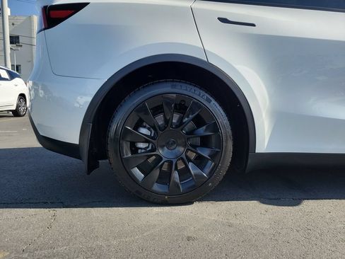 Used 2022 Tesla Model Y Long Range AWD/4WD image 7