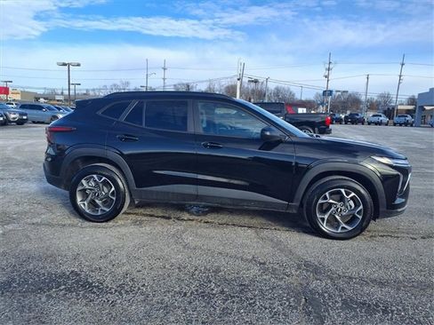 Used 2025 Chevrolet Trax LT w/ LT Convenience Package image 11