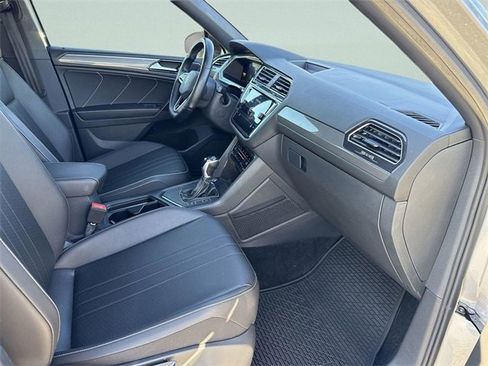 Used 2023 Volkswagen Tiguan SE R-Line image 6
