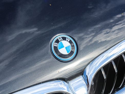 Used 2022 BMW 530e w/ Convenience Package image 11