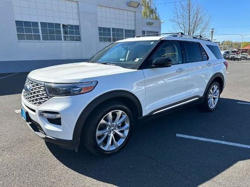 Certified 2022 Ford Explorer Platinum w/ Equipment Group 601A AWD/4WD image 2