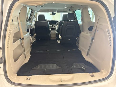 Used 2022 Chrysler Pacifica Touring-L FWD image 7