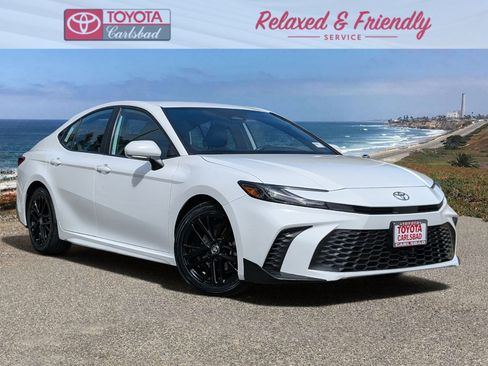 Used 2025 Toyota Camry SE FWD image 1