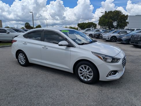 Used 2021 Hyundai Accent SEL FWD image 2