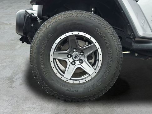 Used 2020 Jeep Wrangler Unlimited Sahara w/ Dual Top Group AWD/4WD image 9