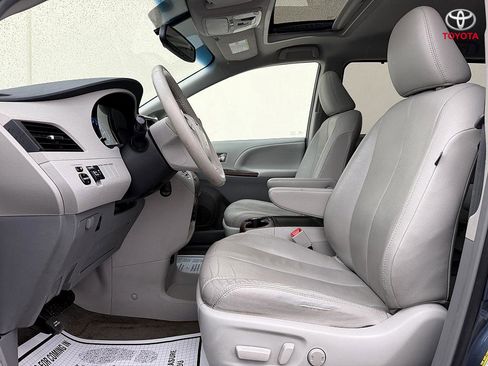 Used 2013 Toyota Sienna XLE image 9