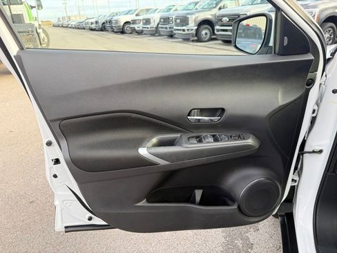 Used 2023 Nissan Kicks SV image 9