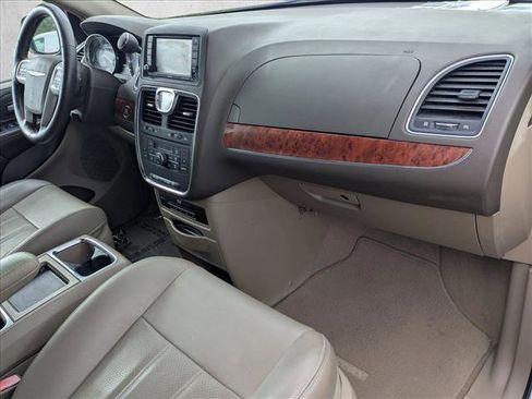 Used 2014 Chrysler Town & Country Touring-L w/ Driver Convenience Group image 22