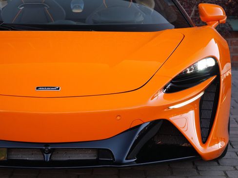 Used 2025 McLaren Artura Spider RWD image 6