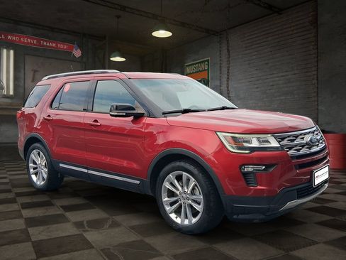 Used 2018 Ford Explorer XLT w/ Equipment Group 202A FWD image 2