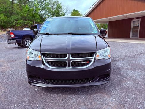 Used 2016 Dodge Grand Caravan SXT w/ UConnect Hands-Free Group FWD image 2