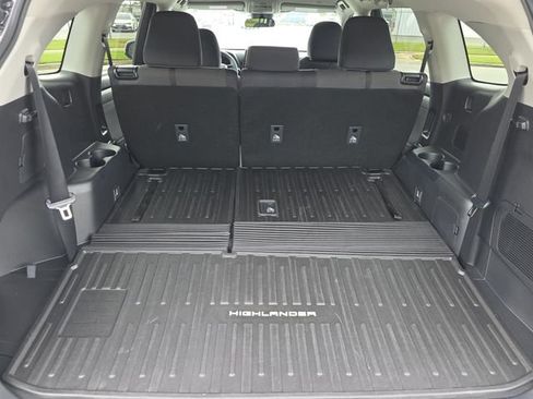 Used 2023 Toyota Highlander L FWD image 13