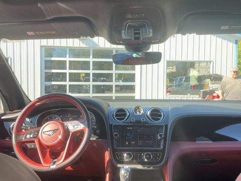Used 2018 Bentley Bentayga W12 image 17
