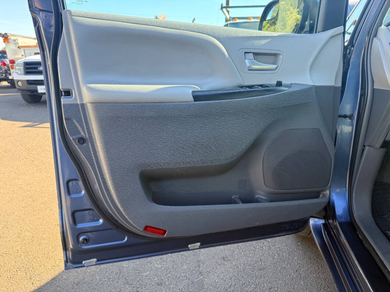 Used 2015 Toyota Sienna LE FWD image 32