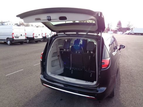 Certified 2024 Chrysler Pacifica Touring-L image 21