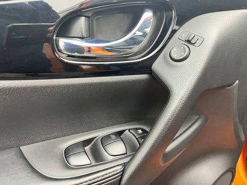 Used 2020 Nissan Rogue Sport SV FWD image 16