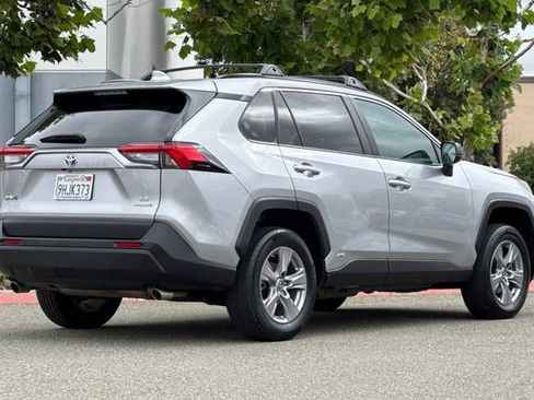 Used 2022 Toyota RAV4 LE AWD/4WD image 4