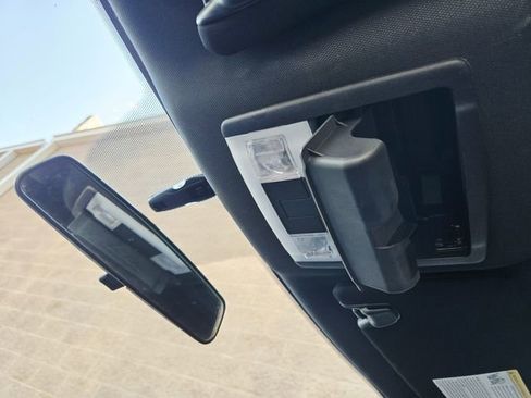 Used 2018 Ford Explorer XLT image 31