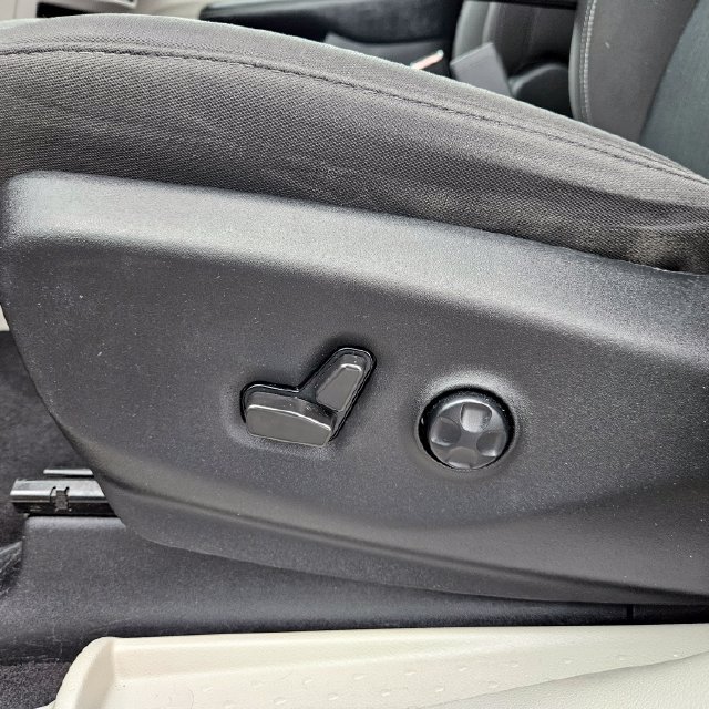 Used 2022 Chrysler Voyager LX FWD image 16