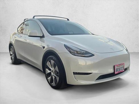 Used 2020 Tesla Model Y Long Range image 3