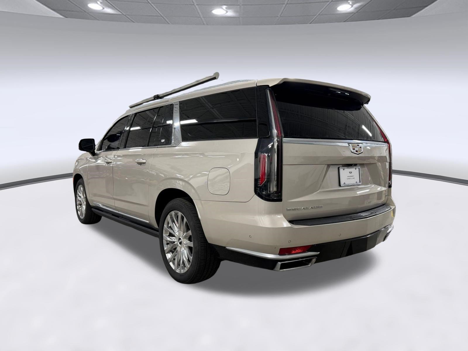 Used 2021 Cadillac Escalade ESV Premium Luxury w/ Driver Assist Tech Package AWD/4WD image 3