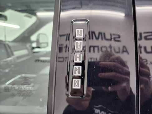 Used 2022 Ford F250 Lariat w/ Chrome Package image 34