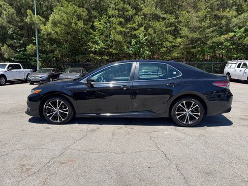 Used 2019 Toyota Camry SE FWD image 4