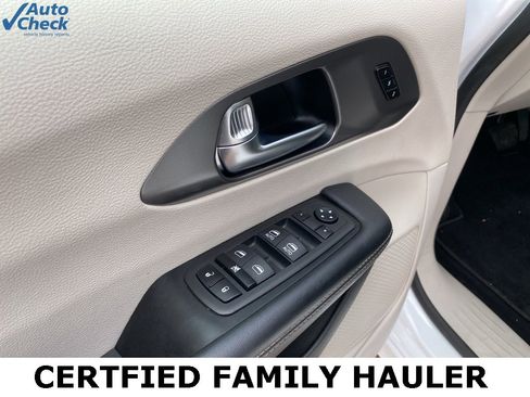 Used 2024 Chrysler Pacifica Touring-L image 26