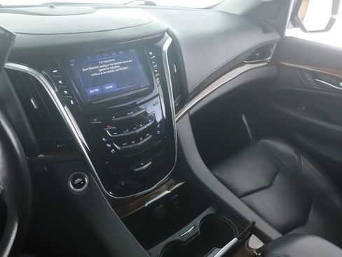 Used 2019 Cadillac Escalade Luxury AWD/4WD image 27