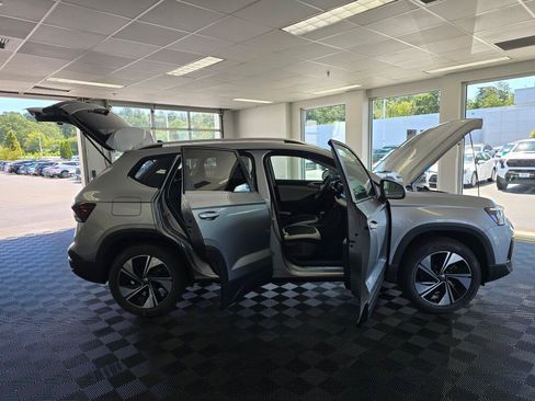 New 2026 Volkswagen Taos SE AWD/4WD image 17