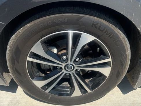 Used 2020 Nissan Sentra SV image 2