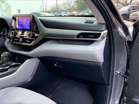 Used 2024 Toyota Highlander LE image 18