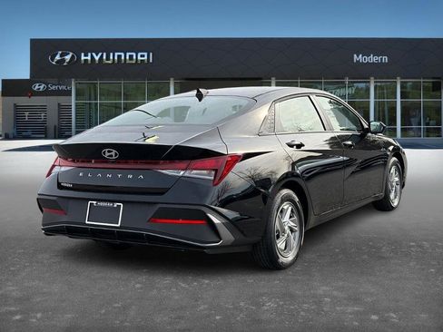 New 2026 Hyundai Elantra SE image 3