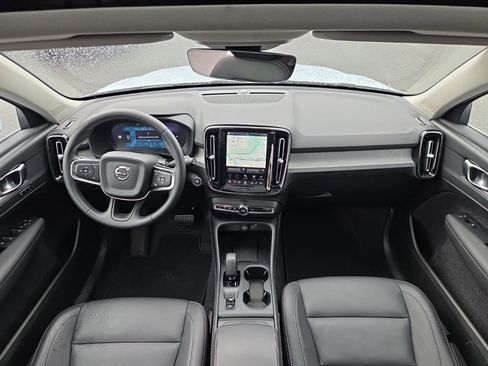 Certified 2025 Volvo XC40 B5 Core image 5