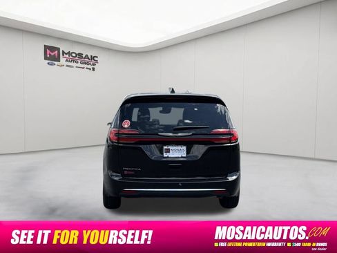 Used 2025 Chrysler Pacifica Select FWD image 6