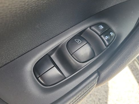 Certified 2019 Nissan Rogue SV FWD image 11
