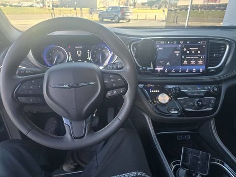 Used 2023 Chrysler Pacifica Limited w/ S Appearance Package image 9