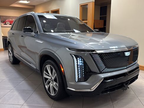 Used 2026 Cadillac Vistiq Luxury AWD/4WD image 2