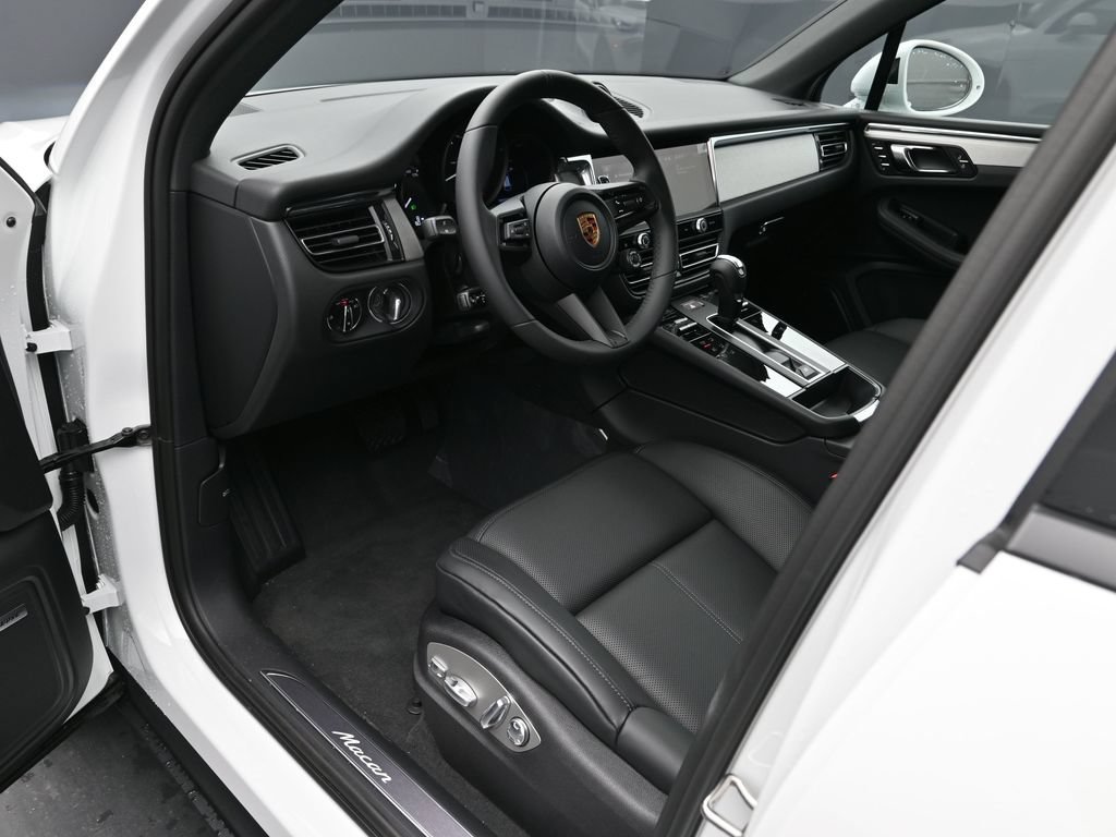 Certified 2026 Porsche Macan AWD/4WD image 4